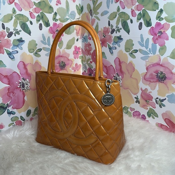 💯Authentic Chanel Medallion PM Size🍀 - Picture 4 of 17